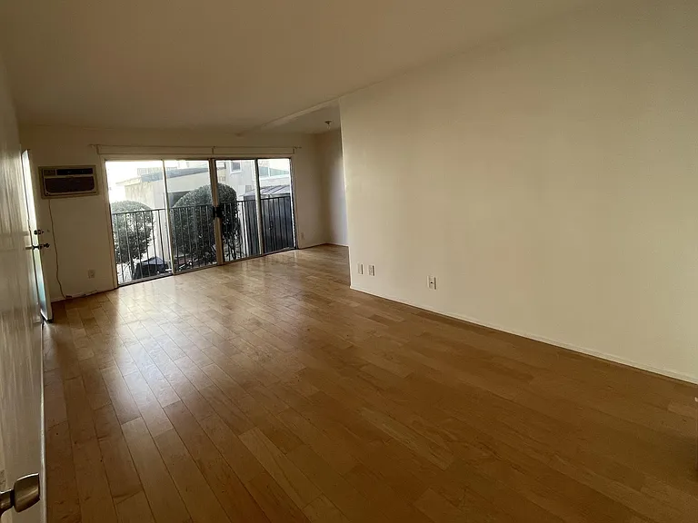 1351 Armadale Ave #6 — Photo 3