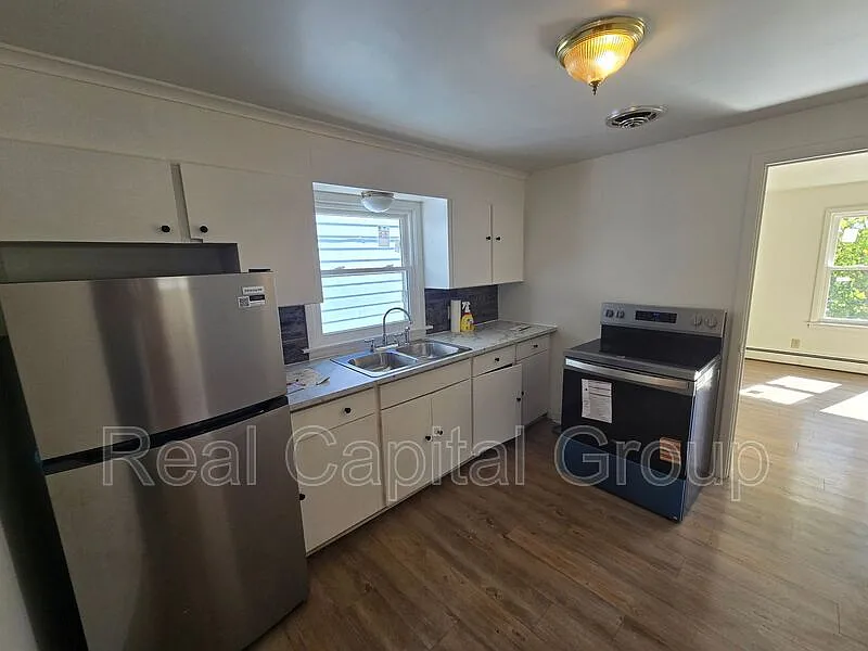2 bed, 1.0 bath, $1,195 — Photo 3