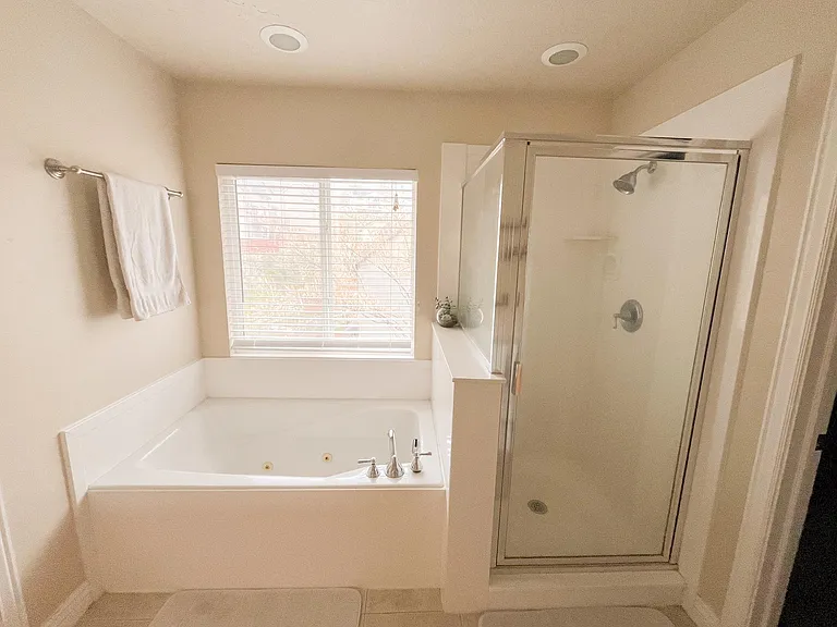 Primary suite jetted tub/shower