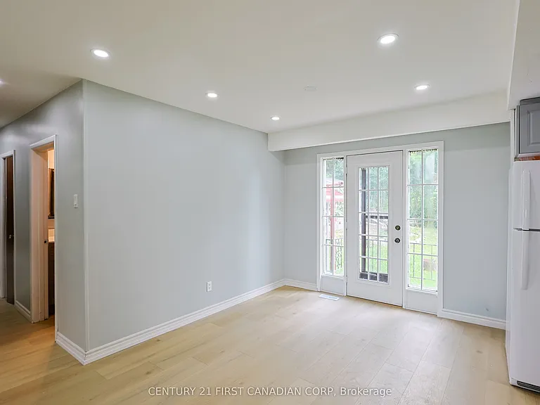 268 Burlington Cres #UPPER — Photo 29