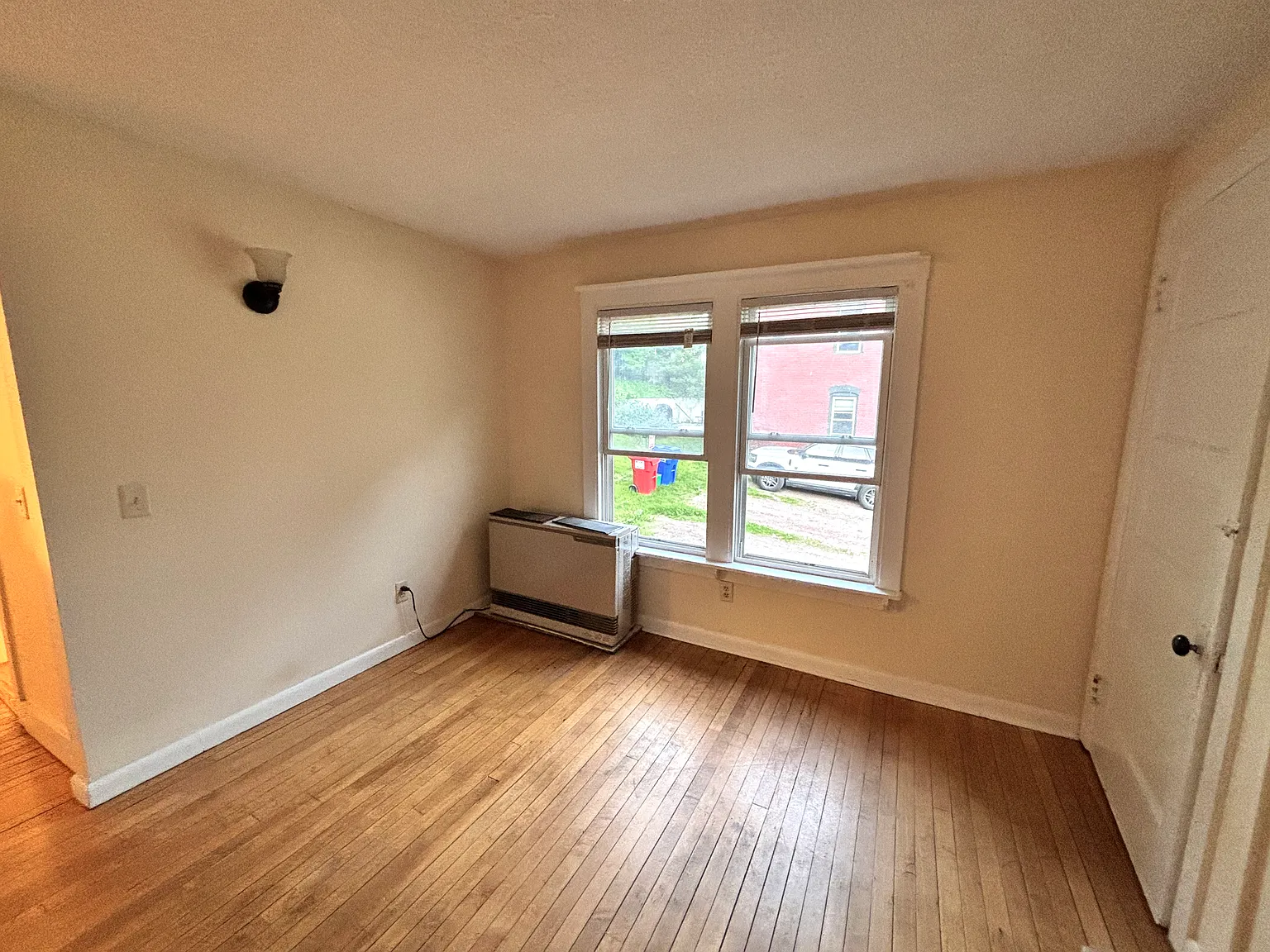 3 bed, 850 sqft, $2,650 — Photo 4