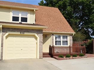 950 Maple Grove Dr, Greenwood, IN 46143