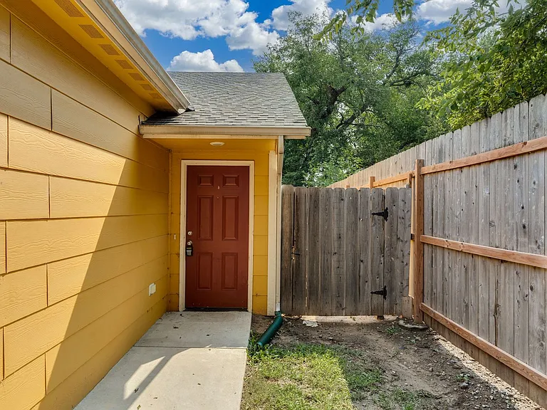 264 N Florence St — Photo 2