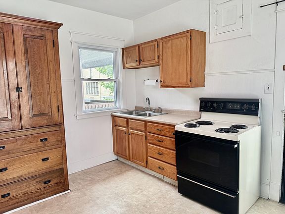 4th image of 216 1/2 S 6th St