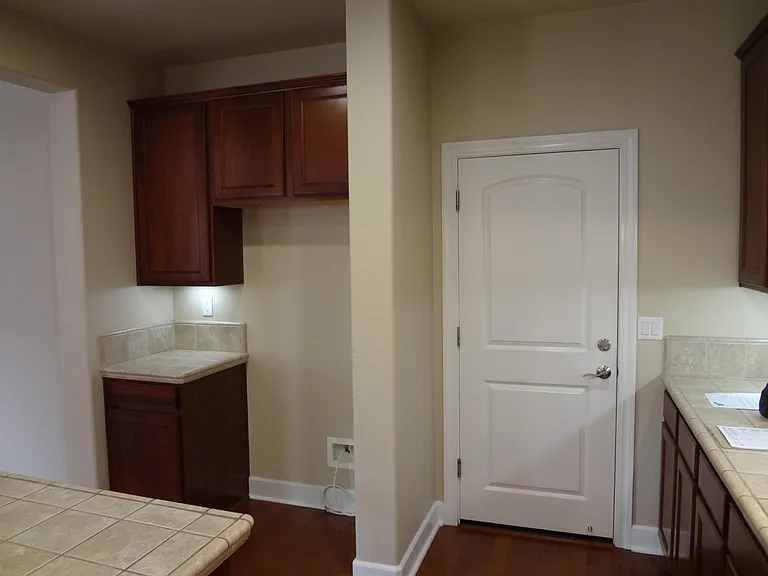1123 Montague Ln — Photo 22