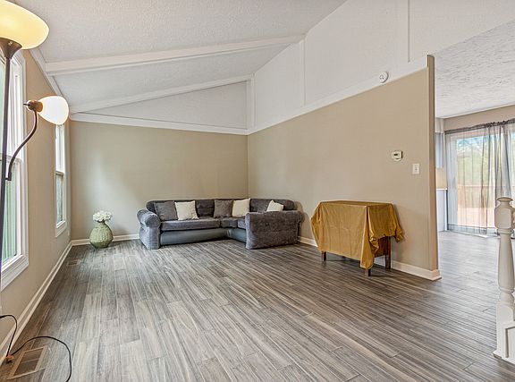 4th image of 221 Alpine Dr