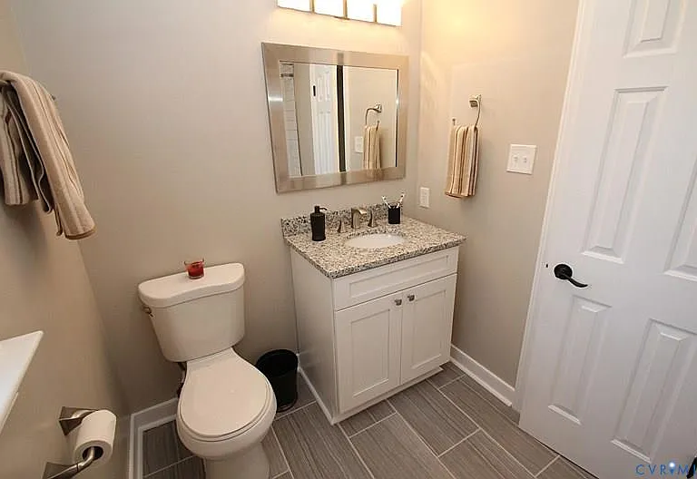 2nd floor hallway full bathroom