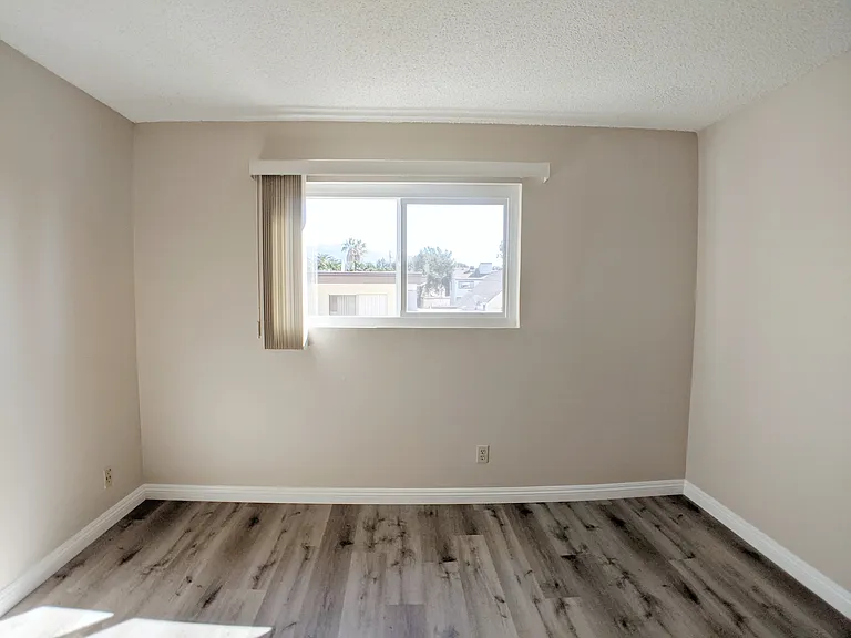 2851 Montrose Ave — Photo 14
