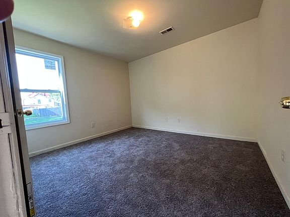 4th image of 926 Stewart Ave SE