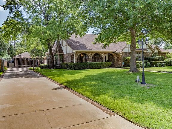 3rd image of 3713 Briarhaven Ln