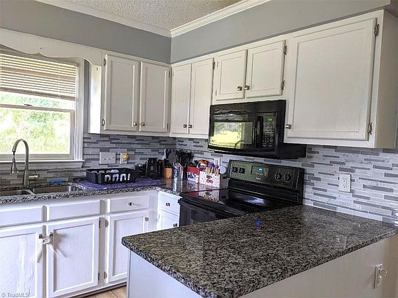 5th image of 410 Willow Ct