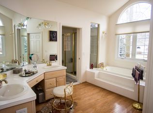 142 Norwich Ct, Commerce Township, MI 48390