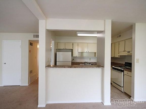 3rd image of 914 S Oriole Cir APT 202