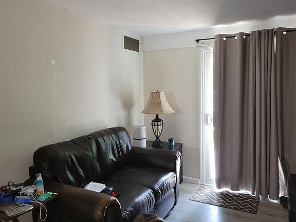 2nd image of 4 Post Oak Ln #Oak-15