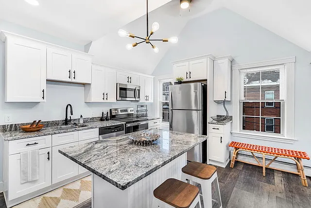 5 bed, 2000 sqft, $3,900 — Photo 4