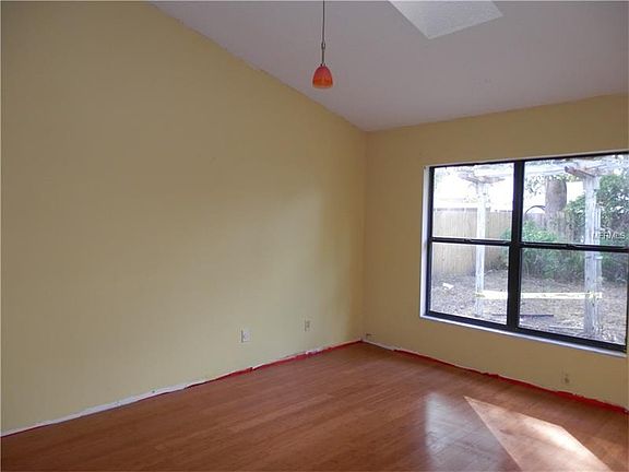 5th image of 102 Bristol Cir