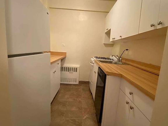 4th image of 225 E 46th St APT 6D