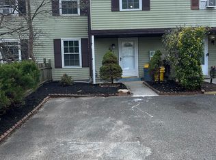 508 W Loch Lomond Dr, Sicklerville, NJ 08081