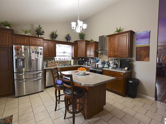 5th image of 101 Holiday Ct