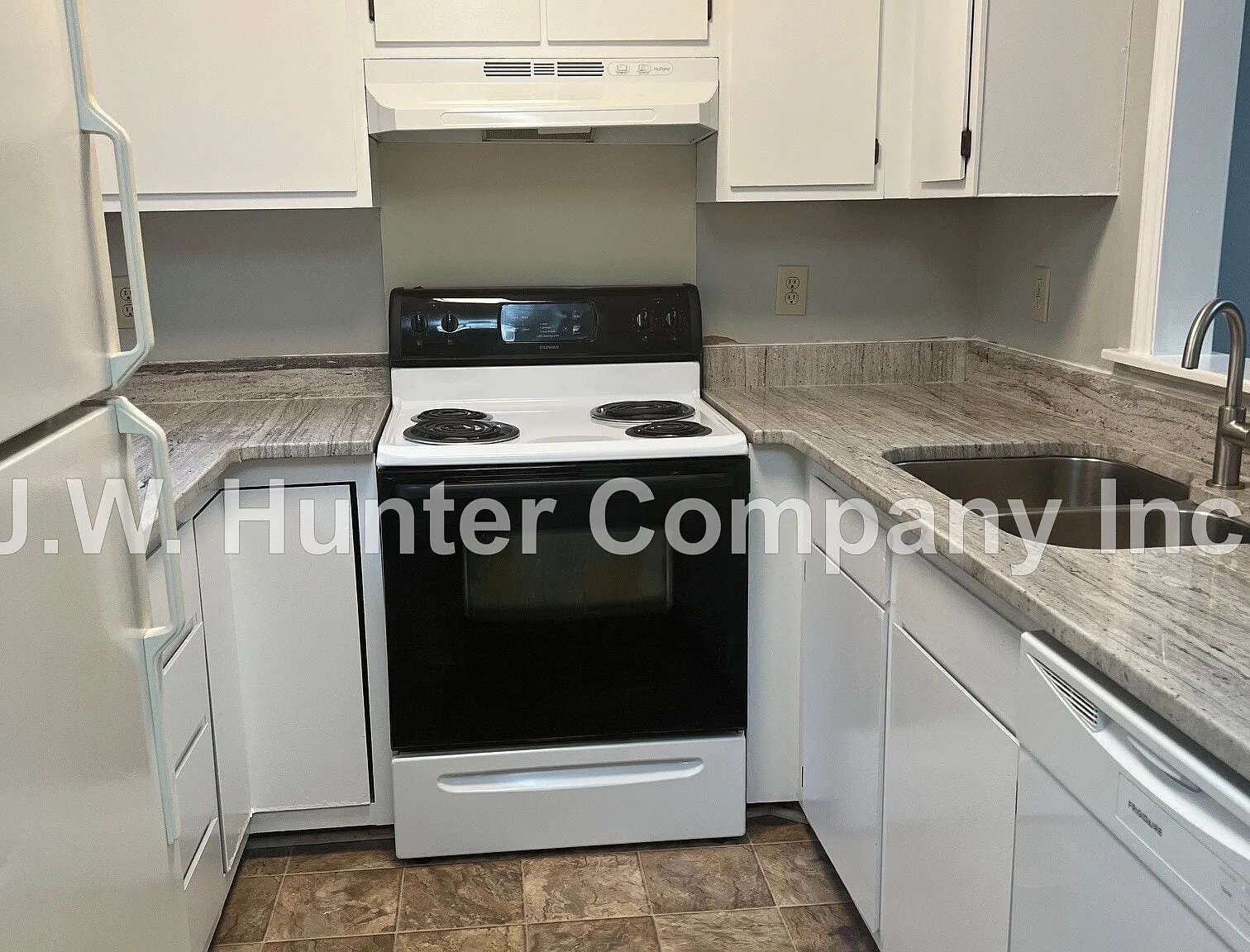 1007 Timber Dr — Photo 2