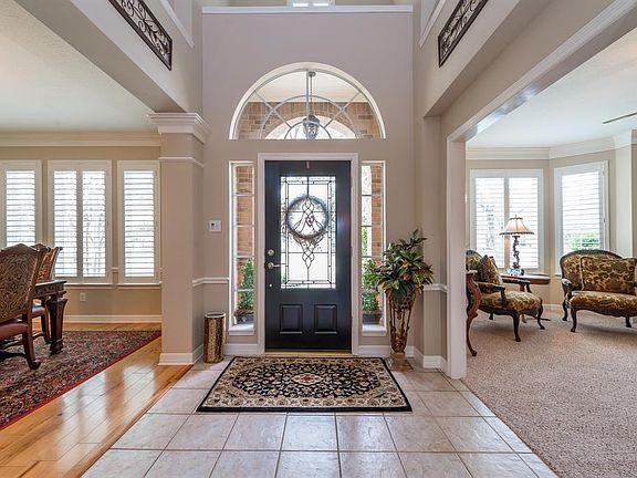 Beautiful tiled entry with open views of the study and formal dining room.