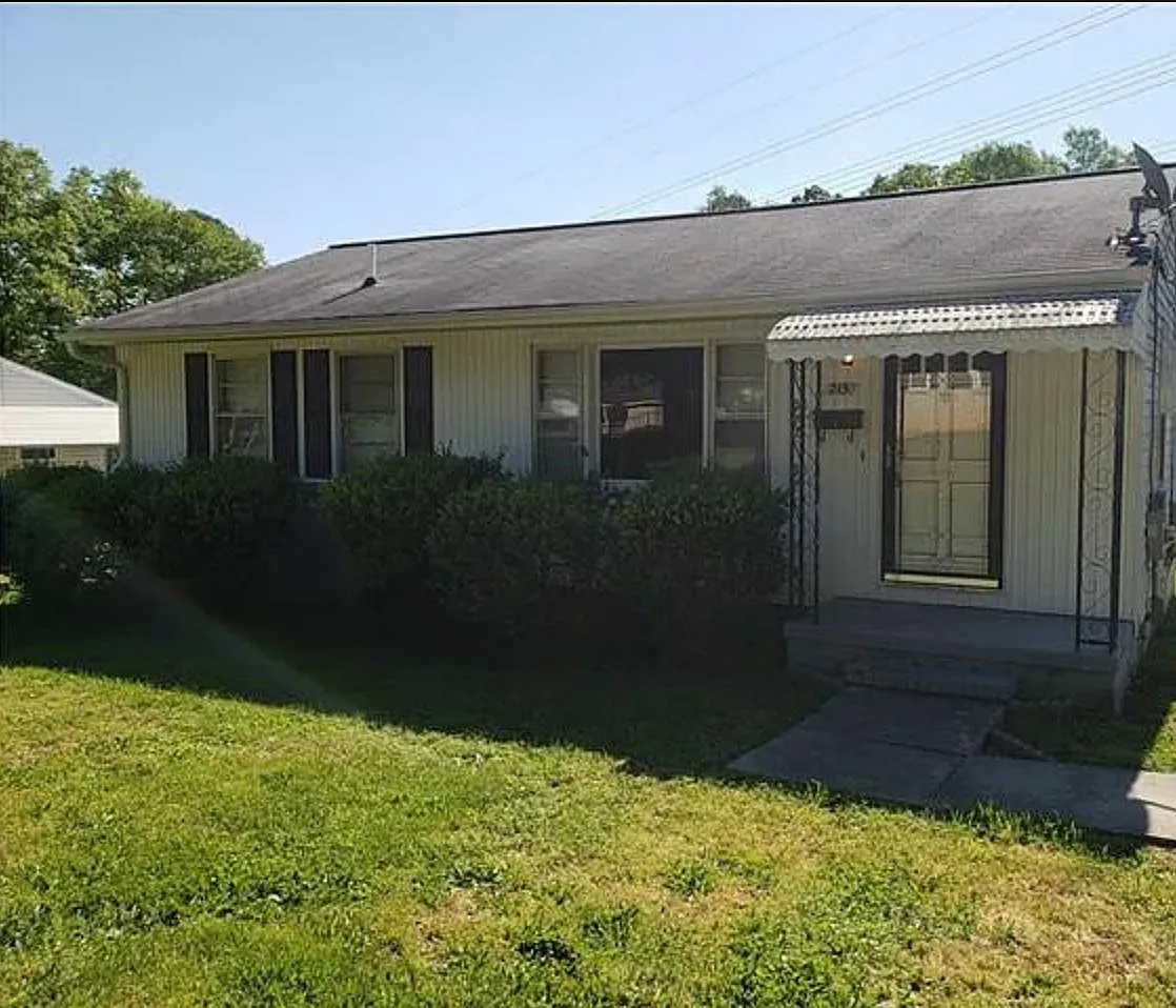 215 Dixon Cir — Photo 4