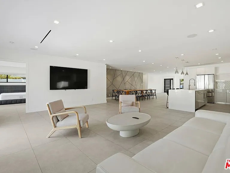 5735 Saloma Ave — Photo 12