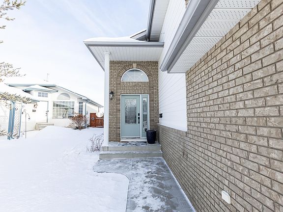 3rd image of 223 Rainbow Cres