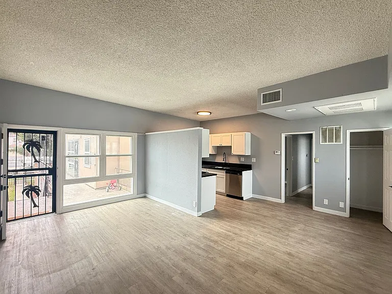 10207 Crenshaw Blvd — Photo 13
