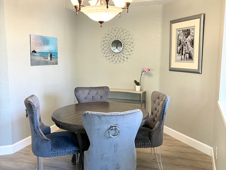 1006 S Dewcrest Dr — Photo 2