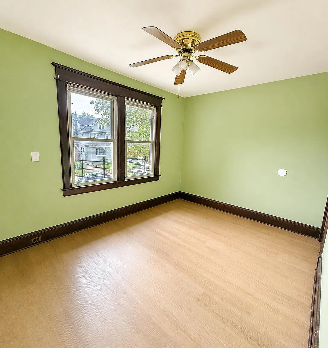 3 bed, 1.0 bath, 1120 sqft, $3,000 — Photo 3