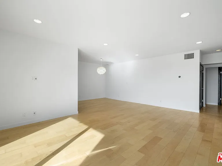 8550 Holloway Dr #405 — Photo 13