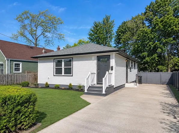 388 Vespucci Avenue, Copiague, NY 11726