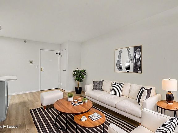 5th image of 3170 W Monroe St APT 212