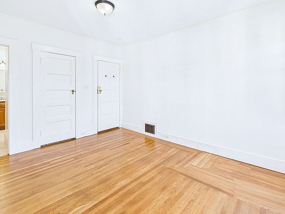 3rd image of 924 Clayton St
