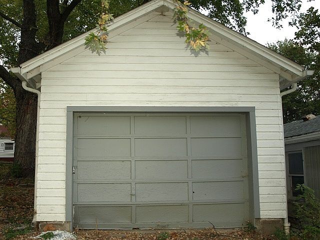 2nd image of 1502 Schoenheit St