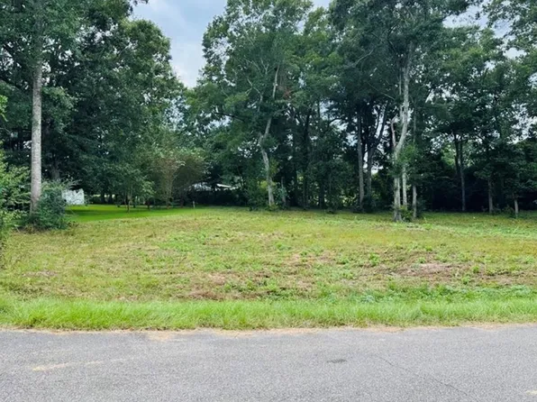 114 N Highland Dr, Poplarville, MS 39470