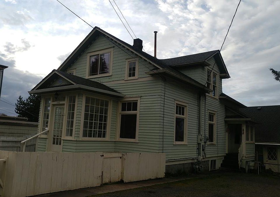 Sun porch and yard