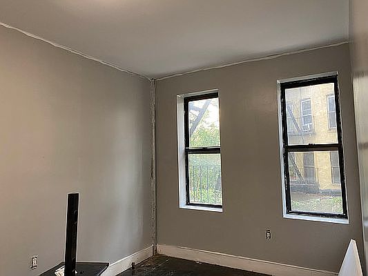 5th image of 676 Union Ave #1D