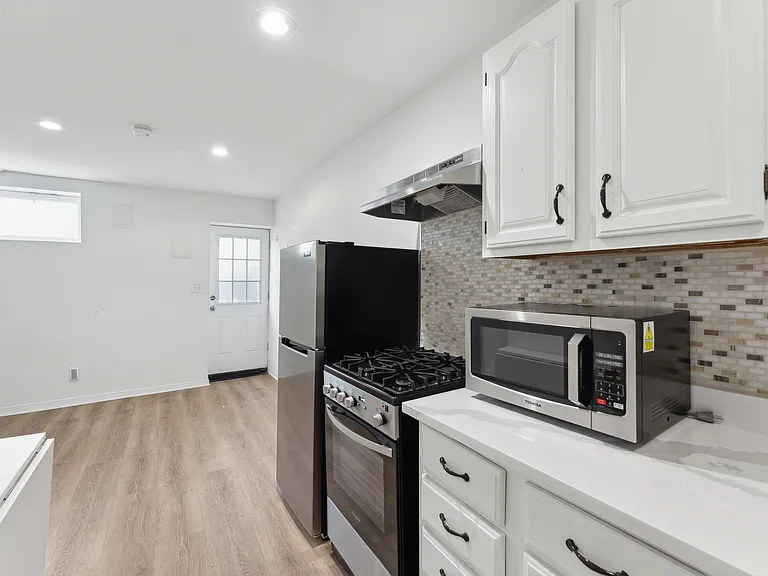 306 L St SE — Photo 17