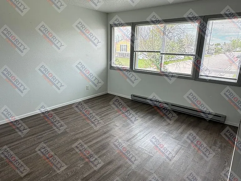 614 Vivian St — Photo 3