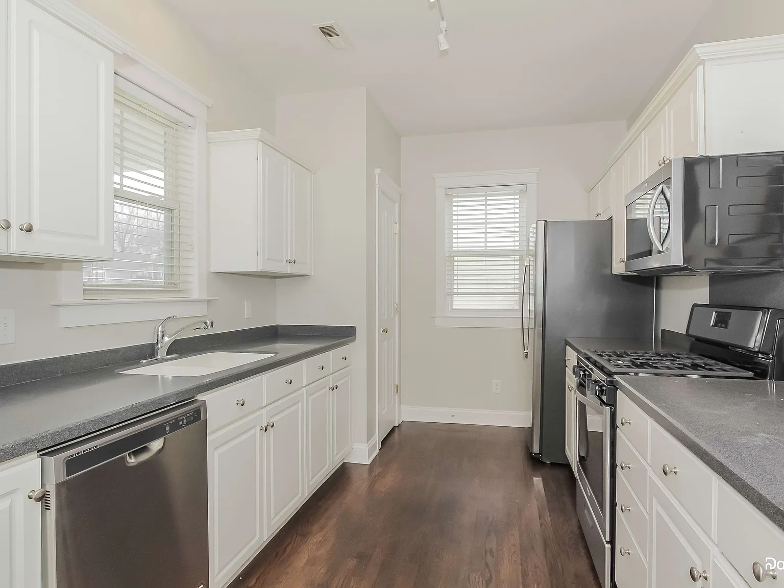 3 bed, 2.5 bath, 1506 sqft, $2,445 — Photo 3