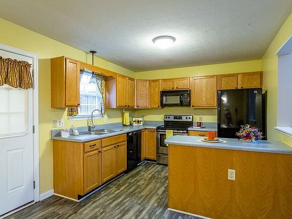 3rd image of 581 Stonewall Dr