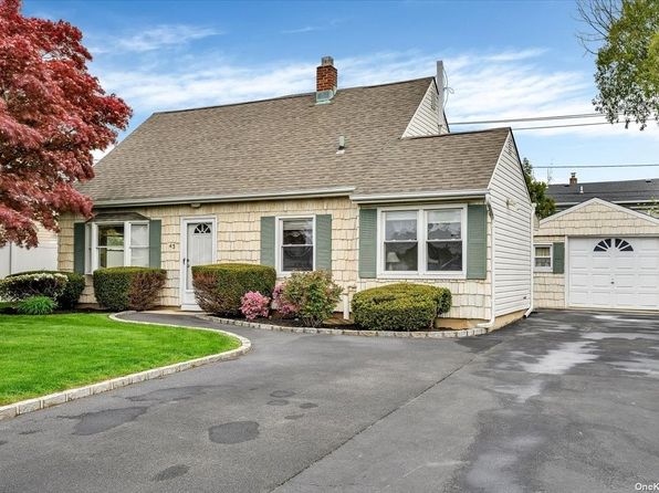 43 Bluespruce Road, Levittown, NY 11756