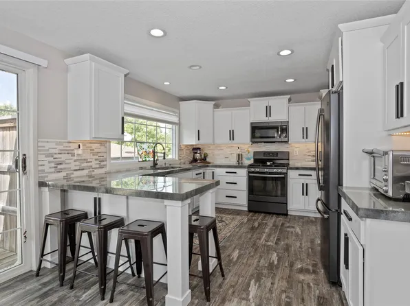 1422 19th St, West Des Moines, IA 50265