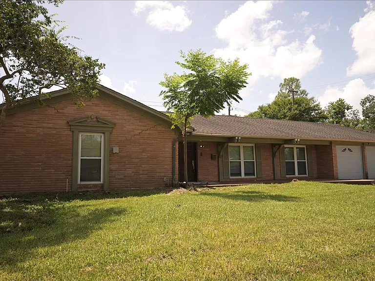 9810 Cliffwood Dr — Photo 3