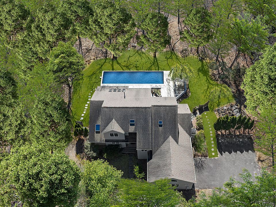1st image of 3 Winterberry Ln