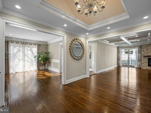 8 Wagon Ln, Cherry Hill, NJ 08002
