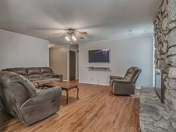 4th image of 156 N Spruce Ave