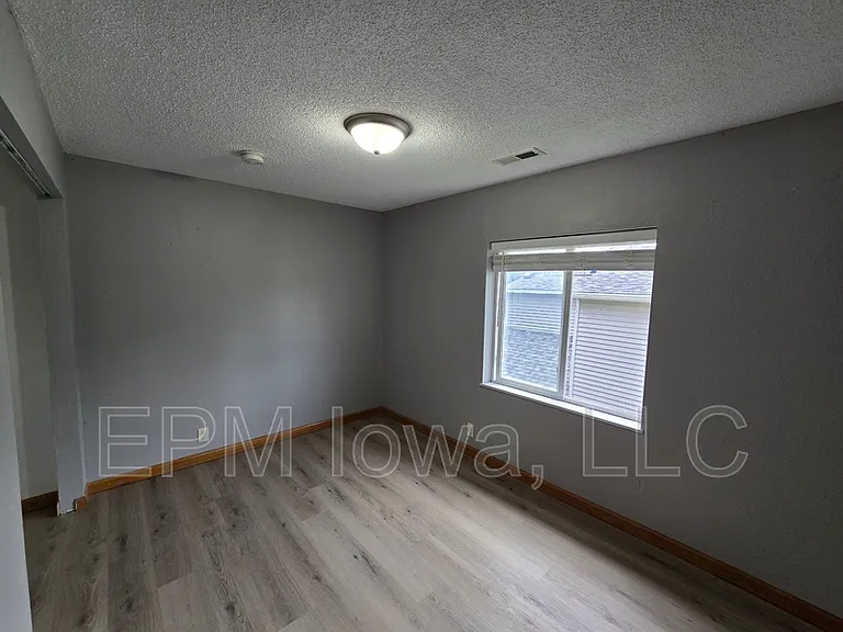 518 E 2nd St — Photo 30